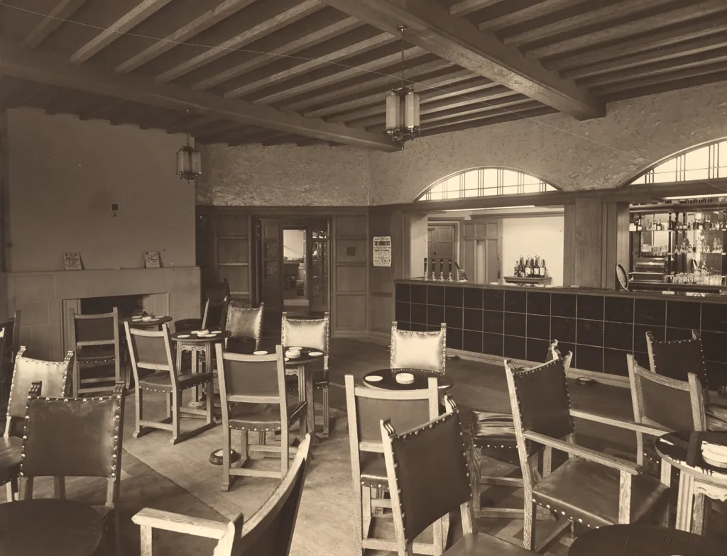Salón de pub con mesas de madera y barra