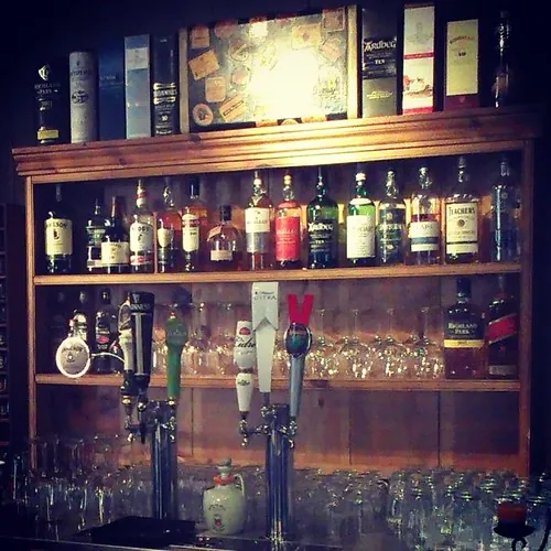 Barra con cervezas de grifo