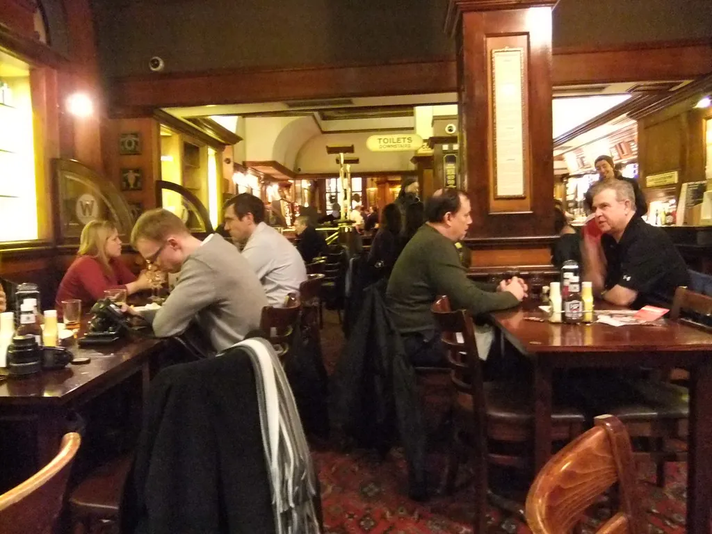 Noche de pub con gente compartiendo